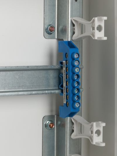 Шина N "ноль" в комбинированном DIN-изоляторе типа "Стойка" ШНИ-8х12-8-КС-С IEK