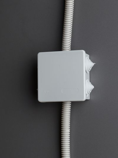 Коробка распаячная КМ41235 для открытой проводки безгалогенная (HF) 85х85х40мм IP44 6 гермовводов серая IEK