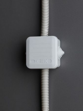 Коробка распаячная КМ41236 для открытой проводки безгалогенная (HF) 70х70х40мм с защелкивающейся крышкой IP44 4 гермоввода серая IEK